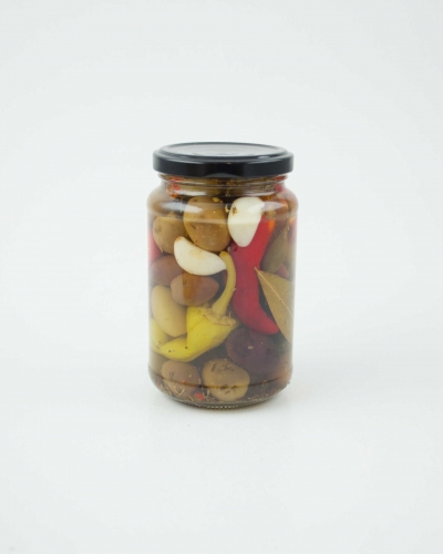 Mixed whole olives with peppers